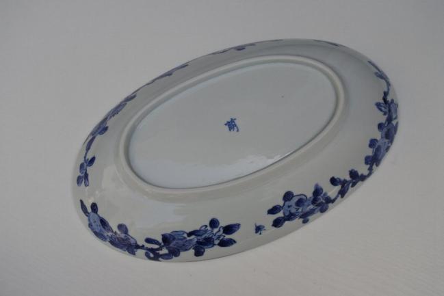 萠窯　だ円鉢(色絵三多果紋)